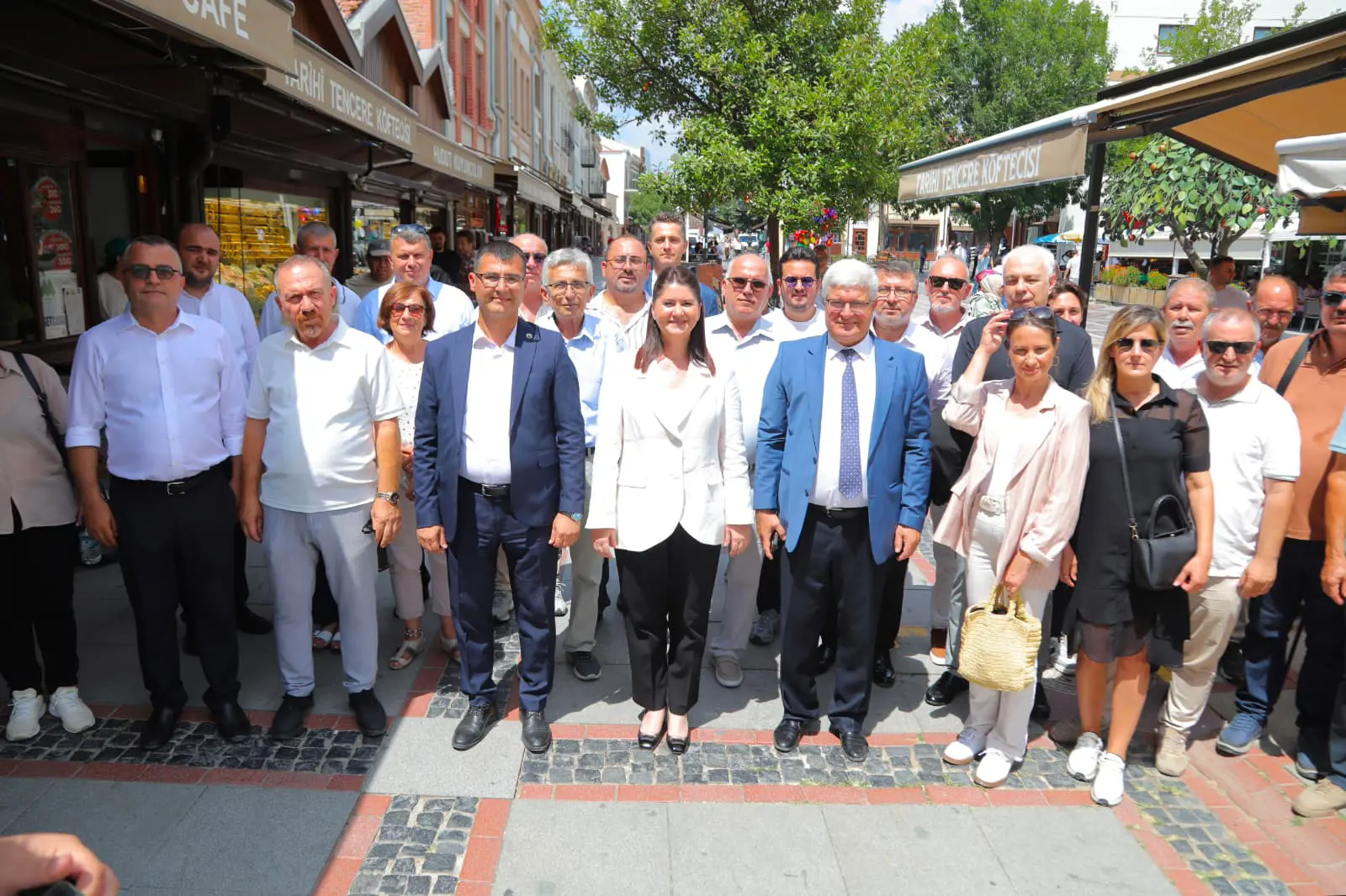 BAŞKAN GENCAN SAHADA: HİZMETİ YERİNDE TAKİP ETTİ, TALEPLERİ DİNLEDİ galeri görseli